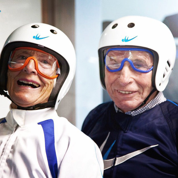 Szczęśliwe starsze małżeństwo uśmiecha przed lotem w tunelu aerodynamicznym